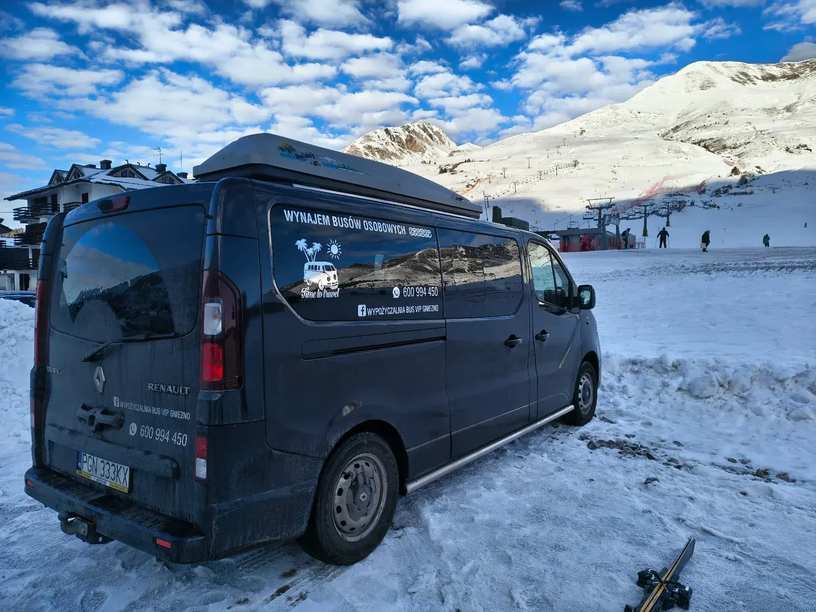 Furgoneta VIP en la nieve en la montaña, con paisaje alpino al fondo